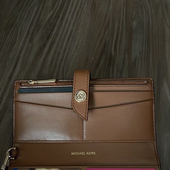 𝐌𝐢𝐜𝐡𝐚𝐞𝐥 𝐊𝐨𝐫𝐬 𝐰𝐨𝐦𝐞𝐧’𝐬 𝐰𝐫𝐢𝐬𝐭𝐥𝐞𝐭 - Picture 4 of 4